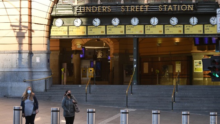 People wearing face masks are seen in Melbourne during the May-June lockdown. (Photo / AAP)
