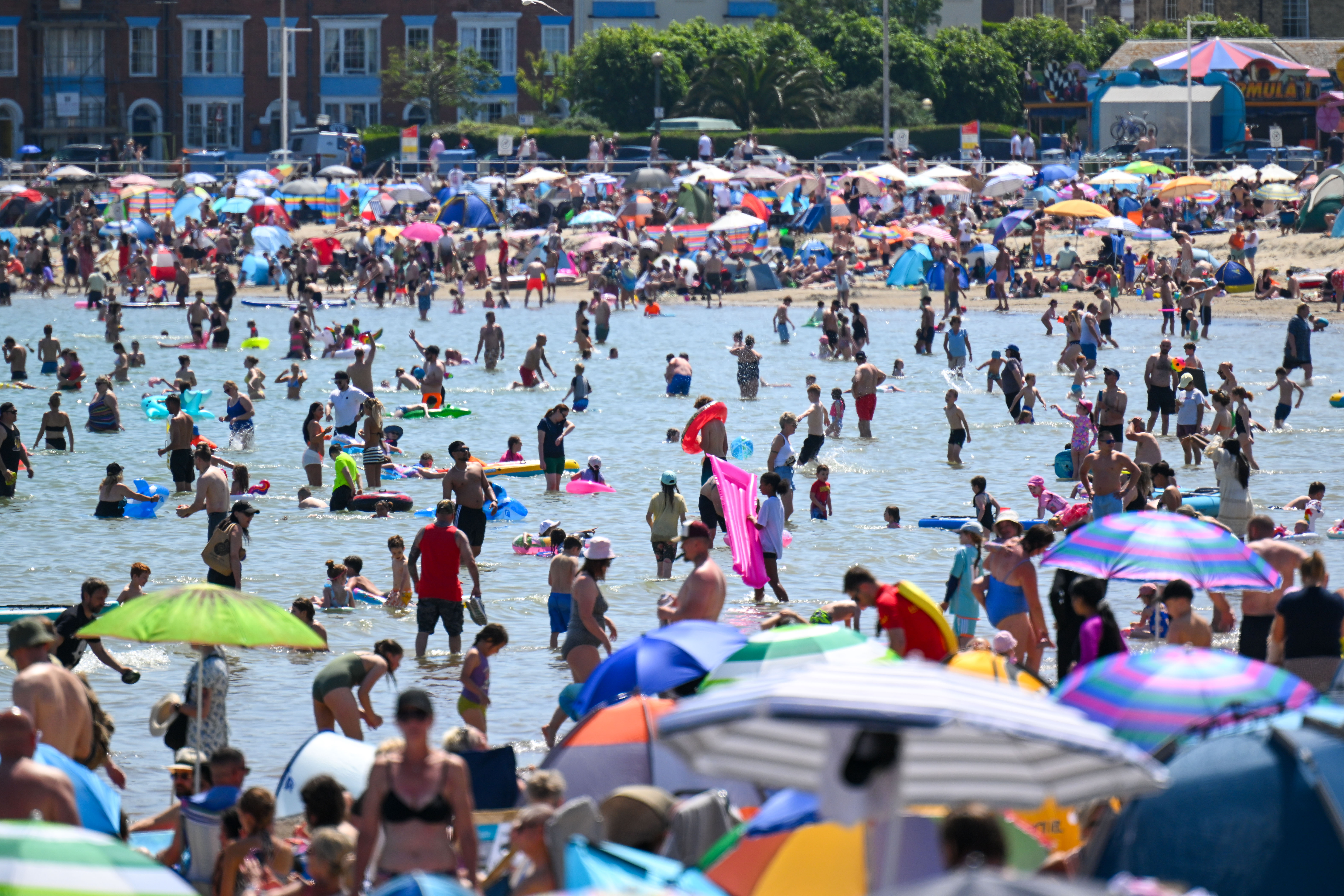 UK hit hard by holiday weekend heatwave 