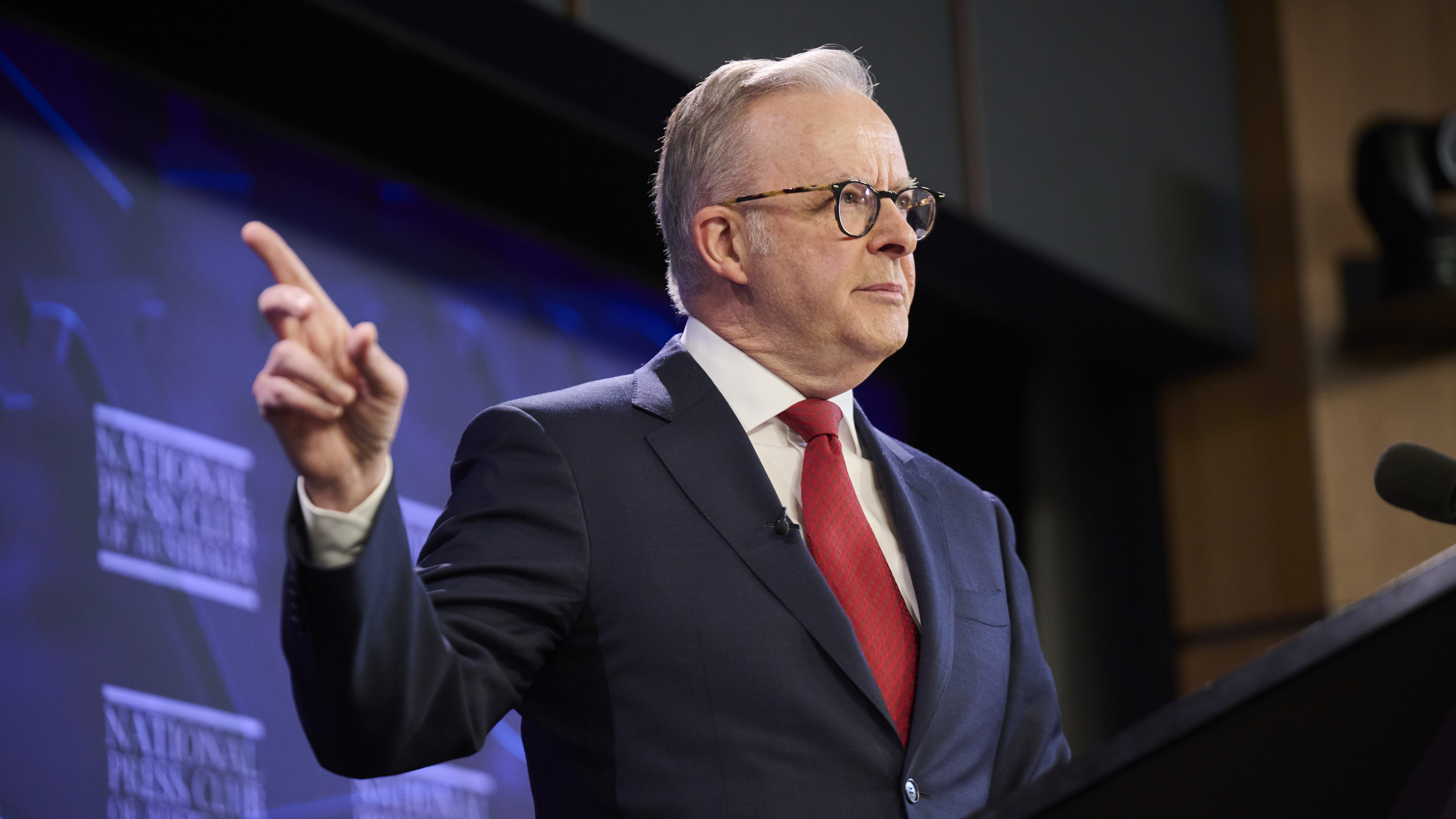 Pressure on Australian Government as NSW Parliament reconvenes after shooting