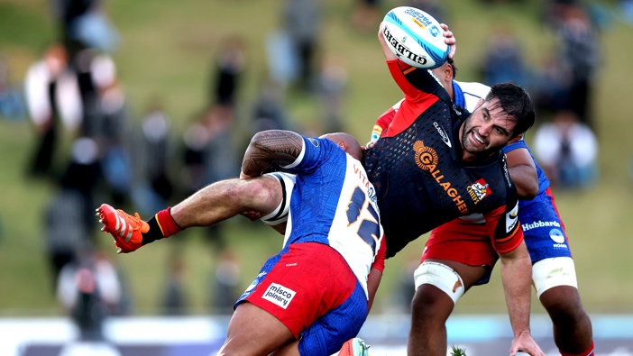 Luke Jacobson of the Chiefs offloads in the tackle of Lalomilo Lalomilo of Moana Pasifika during the round six Super Rugby Pacific match between Moana Pasifika and Chiefs at Navigation Homes Stadium, on March 21, 2025, in Pukekohe, New Zealand. (Photo by Phil Walter/Getty Images)