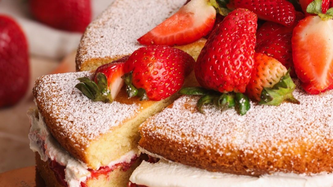 Mike Van de Elzen: Christmas Strawberry Sponge