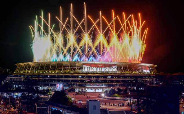 Fireworks illuminate over National Stadium during the closing ceremony of the 2020 Tokyo Olympics. (Photo / AP)