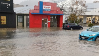 Nelson flooding: Workers use cars to block street from ‘idiot’ drivers creating waves