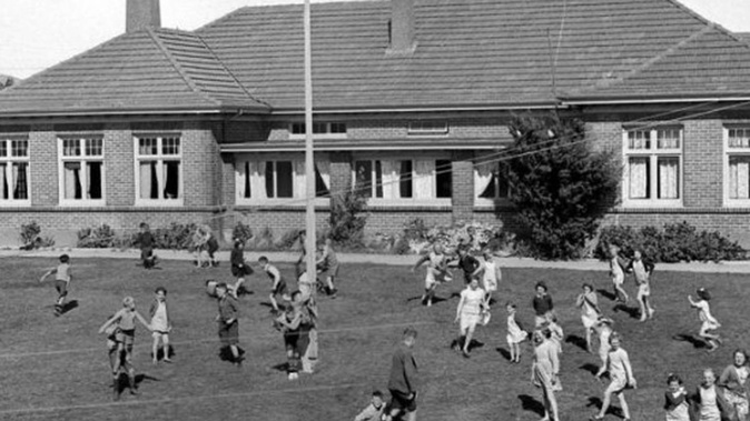 Children at play outside one of the three Glendining cottages in Andersons Bay in November 1950. Photo / ODT'