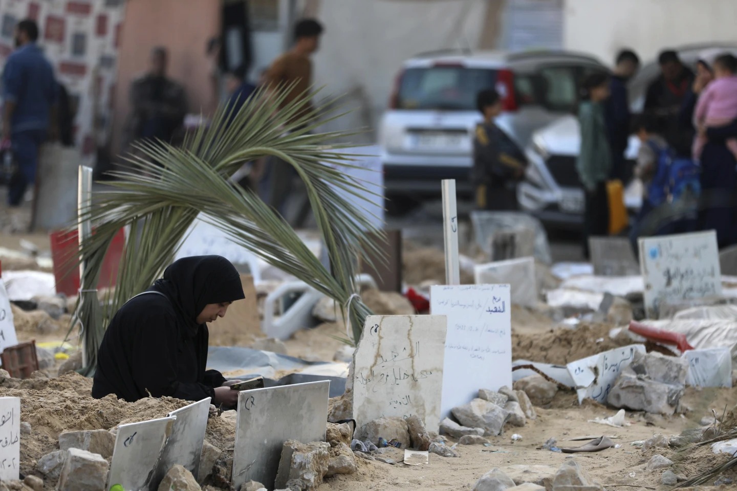 Palestinians Visit The Graves Of People Killed In The Israeli Bombardment Of The Gaza Strip And Buried Inside The Shifa Hospital Grounds In Gaza City, Sunday, Dec 31 Photo / AP