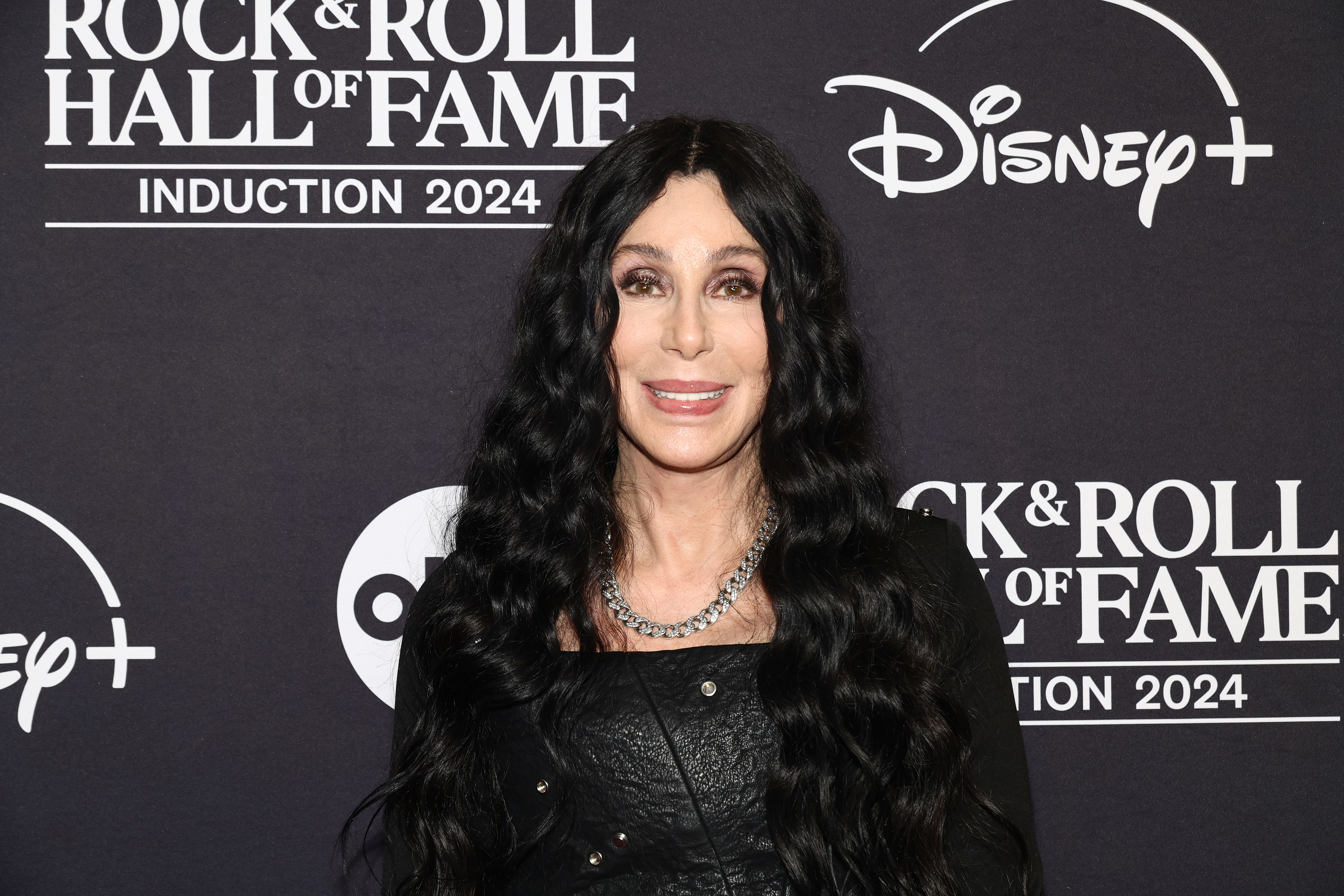 Cher’s Memoir A Glimpse into the Pop Icon’s Life and Her Journey of Reinvention