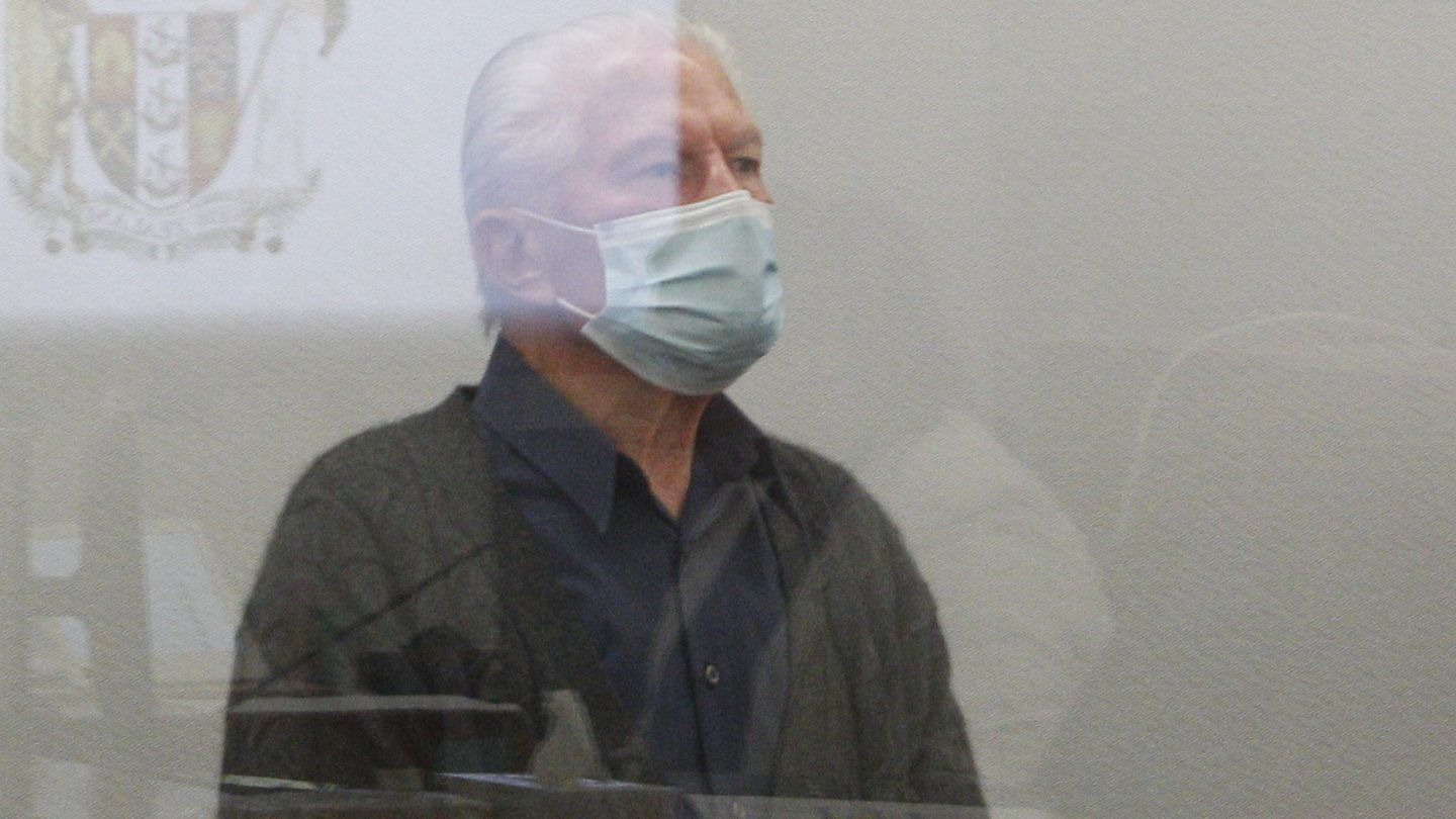 Colin Davis Smith (centre) stands in the dock at his sentencing in the Wellington District Court for child sex offending, March 2023. Photo / Melissa Nightingale