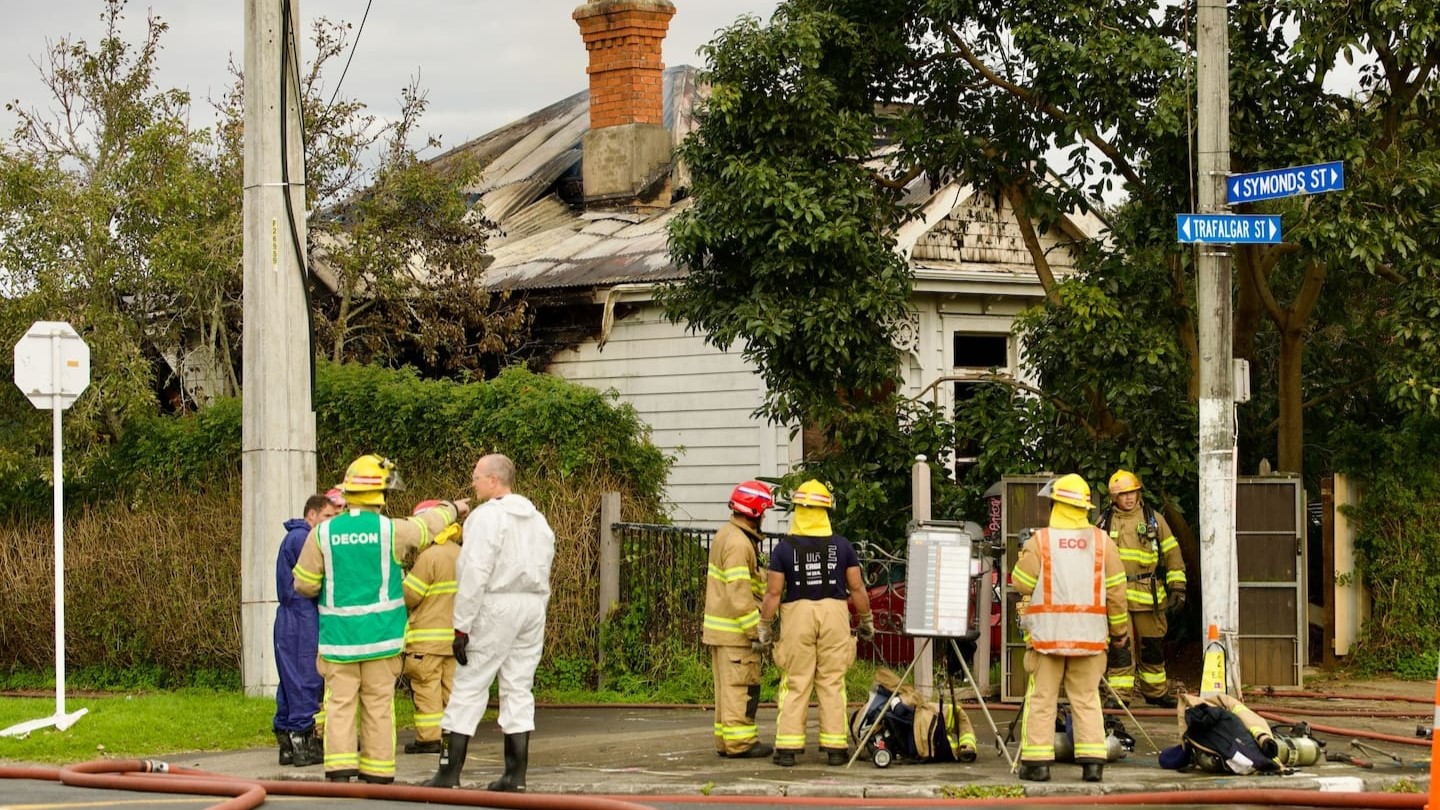 Auckland house fire: Large plume of smoke over Ōnehunga villa, roads closed