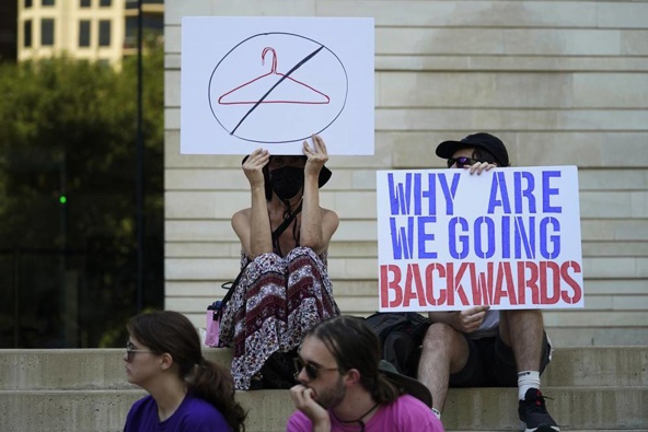 Demonstrators gather at the federal courthouse following the Supreme Court's decision to overturn Roe v. Wade. (Photo / AP)
