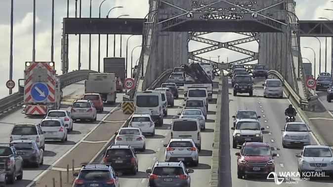 A spill over a lane has led to queues on Auckland's Southern Motorway stretching kilometres.