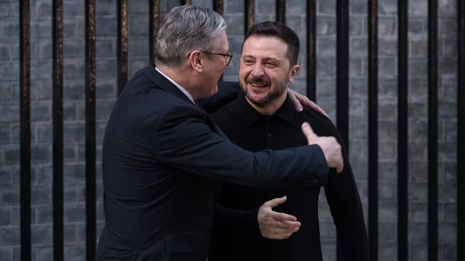 British Prime Minister Keir Starmer welcomes President of Ukraine Volodymyr Zelenskyy outside 10 Downing Street. Photo Wiktor Szymanowicz / Future Publishing via Getty Images