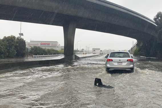 Traffic drives through flooded lanes on Highway 101 in South San Francisco, Calif., Saturday, Dec. 31, 2022. A flood watch is in effect across much of Northern California through New Year's Eve. Officials warned that rivers and streams could overflow and urged residents to get sandbags ready. Photo / AP