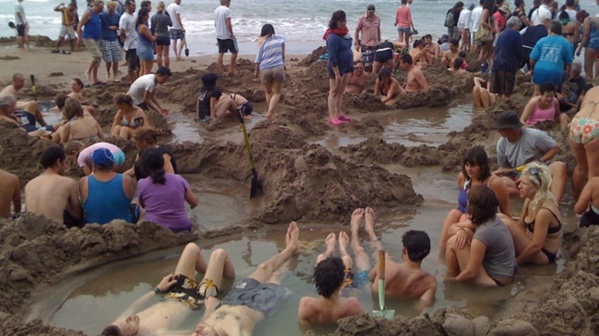 Surf lifeguards at Hot Water Beach on the Coromandel Peninsula are struggling with up to 2000 beachgoers each day. Photo / Creative Commons image by Flickr user Eli Duke