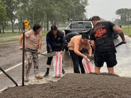 State MP Natalia Marr (left) works with other Townsville locals to fill sandbags as flood warnings are issued in Queensland, Australia. Photo / Facebook