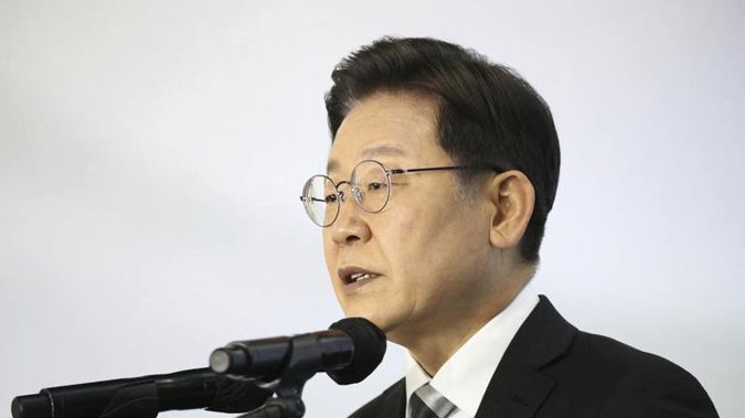 Lee Jae-myung, a candidate of the ruling Democratic Party for next March's presidential election, speaks during a New Year press conference at a Kia Motors' plant in Gyeonggi-do. (Photo / AP)