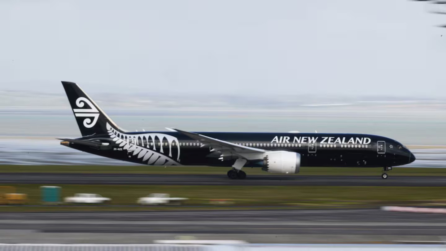 Air New Zealand loses $40m in six months, Qantas makes $1b