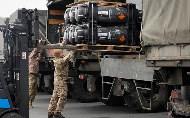 Ukrainian servicemen load Javelin anti-tank missiles. (Photo / AP)