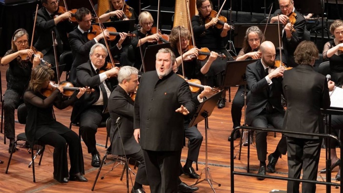 Simon O'Neill performs Spirit with the New Zealand Symphony Orchestra.