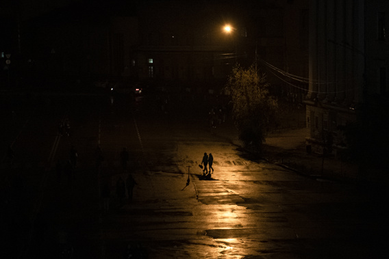 People walk across a street during a blackout in Kyiv, Ukraine, Sunday, Nov. 6, 2022. Photo / AP