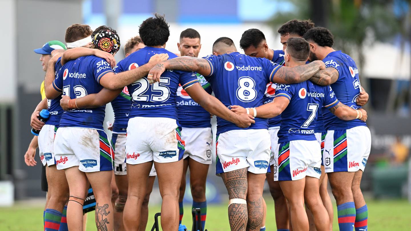 Warriors players huddle. (Photo / Photosport)