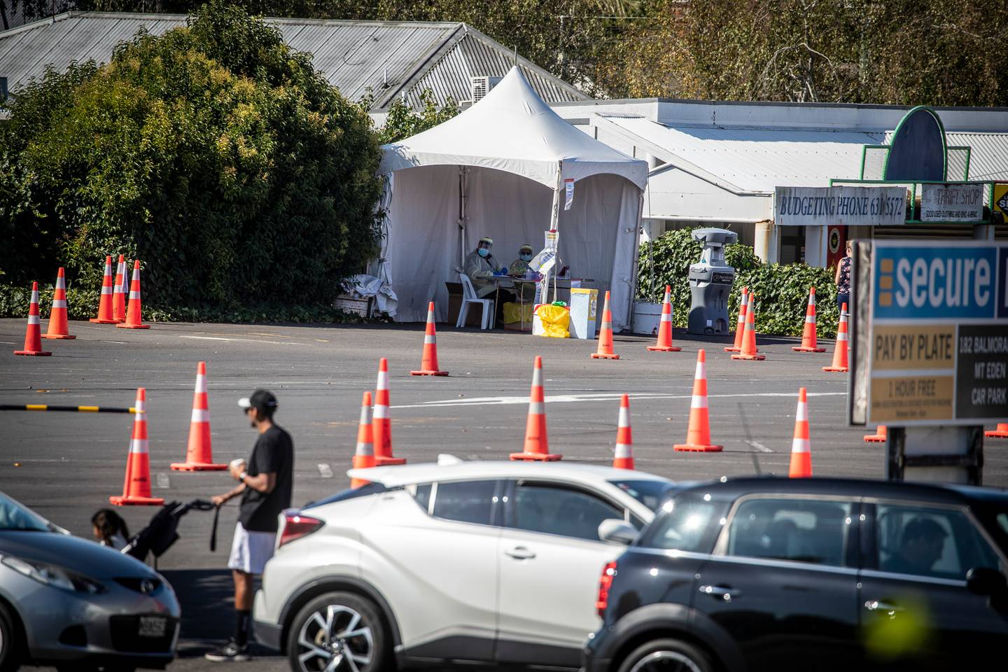 Cars queue around the block as Balmoral PCR testing station is closed for the delivery of RAT kits. (Photo / Michael Craig)