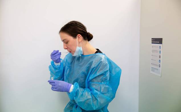 Symptômes courants d’Omicron qui pourraient vous avertir d’une infection Symptômes courants d’Omicron qui pourraient vous avertir d’une infection