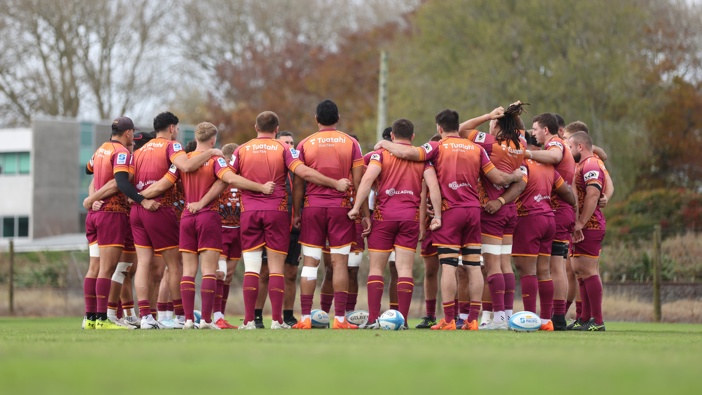 The Chiefs have a team huddle during a Chiefs Super Rugby training session at Chiefs HQ on June 05, 2025 in Hamilton, New Zealand. (Photo by Michael Bradley/Getty Images)