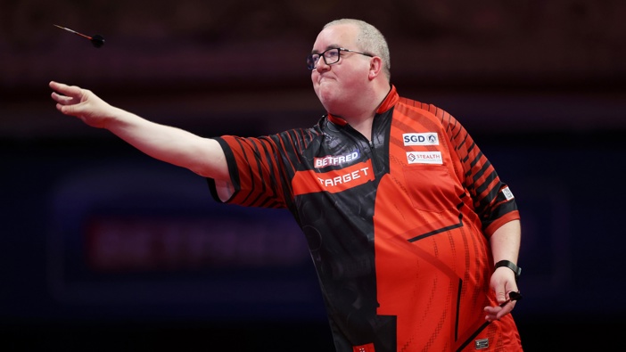 Stephen Bunting of England throws during the Quarter-Final match between Stephen Bunting of England and Jonny Clayton of Wales on day six of the 2025 Betfred World Matchplay at Winter Gardens on July 24, 2025 in Blackpool, England. (Photo by Lewis Storey/Getty Images)