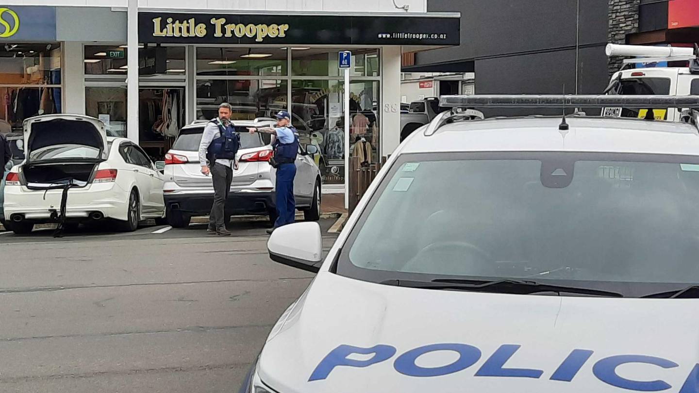 Police on Te Heuheu St. Photo / David Beck
