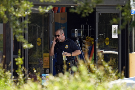 Law enforcement officials continue their investigation at a Dollar General Store that was the scene of a mass shooting, Sunday, Aug. 27, 2023, in Jacksonville, Fla. Photo / AP