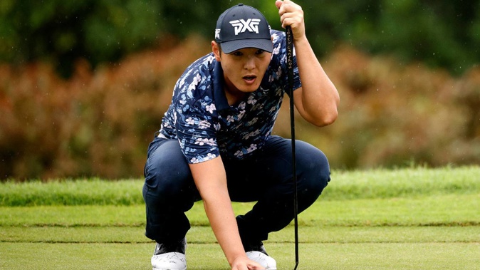 Danny Lee lines up a putt as the rain falls in Bermuda. (Photo / Getty)