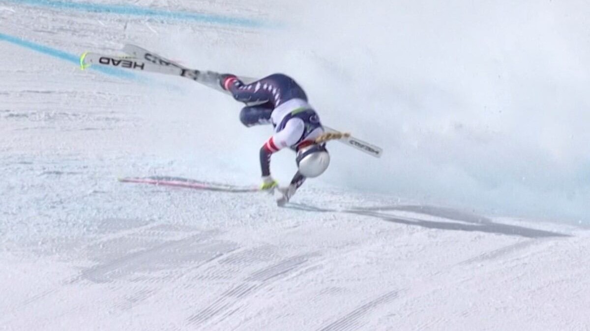 Lindsey Vonn breaks leg in dramatic crash, ending Olympic dream