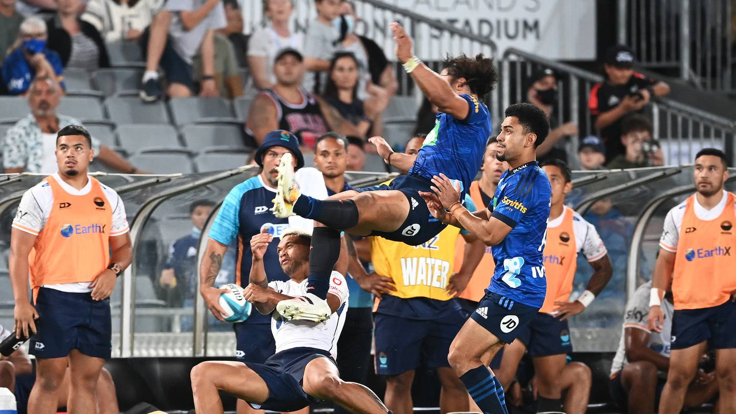 Caleb Clarke connected with Tomasi Alosio. Photo / Photosport