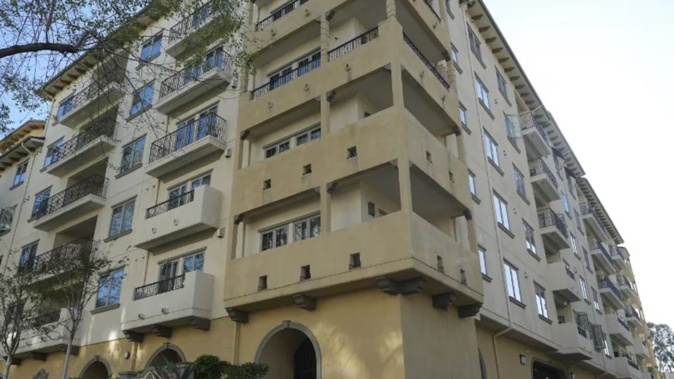 The exterior of the Montecito Apartments complex where a woman authorities say fatally stabbed her partner. Photo / AP