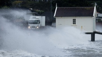'Take this one seriously': Destructive Wellington winds to peak in next hour