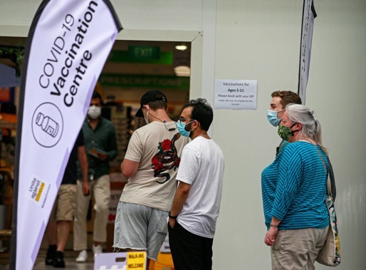 Mask-wearing on Queen St, Auckland CBD, as the Government announces a move back to red in the traffic light system due to the outbreak if the Omicron variant. (Photo / Alex Burton)
