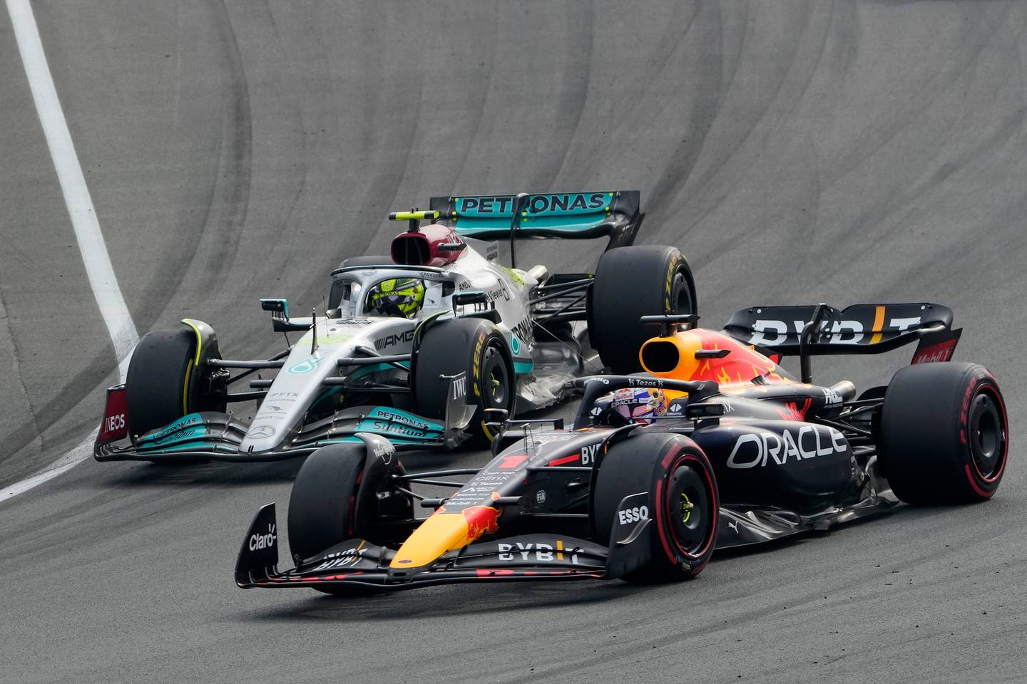 Red Bull driver Max Verstappen of the Netherlands, right, overtakes Mercedes driver Lewis Hamilton during the Formula One Dutch Grand Prix. (Photo / AP)