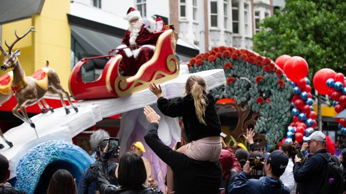Onlookers and participants brave the weather waiting for the start of the annual Farmers Santa Parade in Auckland last year. (Photo / Sylvie Whinray)