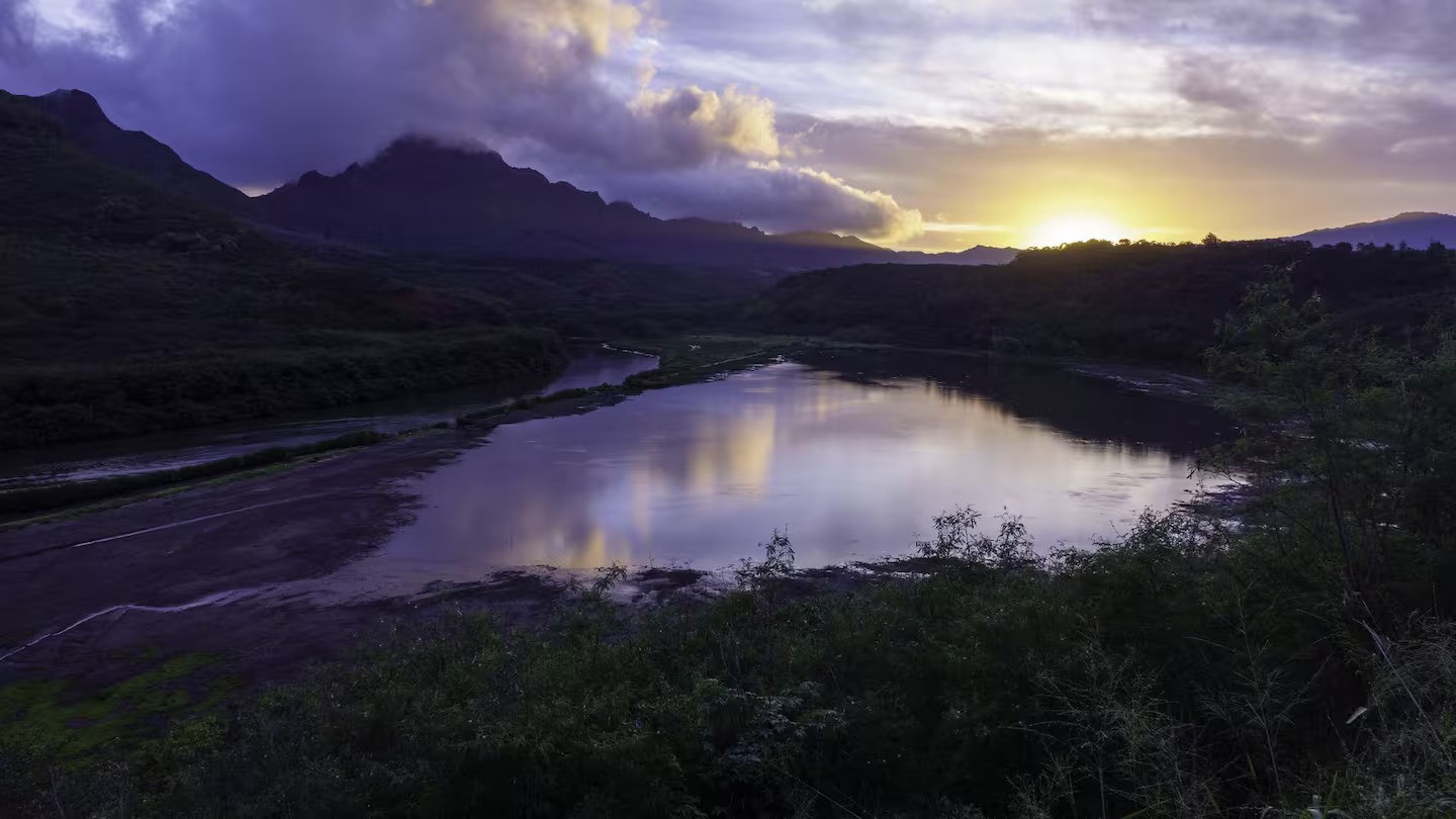 4000 ordered to flee as ageing Oahu dam at 'imminent risk of failure'