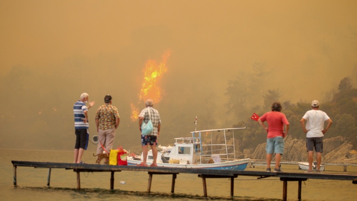 Tourists wait to be evacuated from smoke-engulfed Mazi area as wildfires rolled down the hill toward the seashore, in Bodrum, Mugla, Turkey, Sunday, Aug. 1, 2021. (Photo / AP)