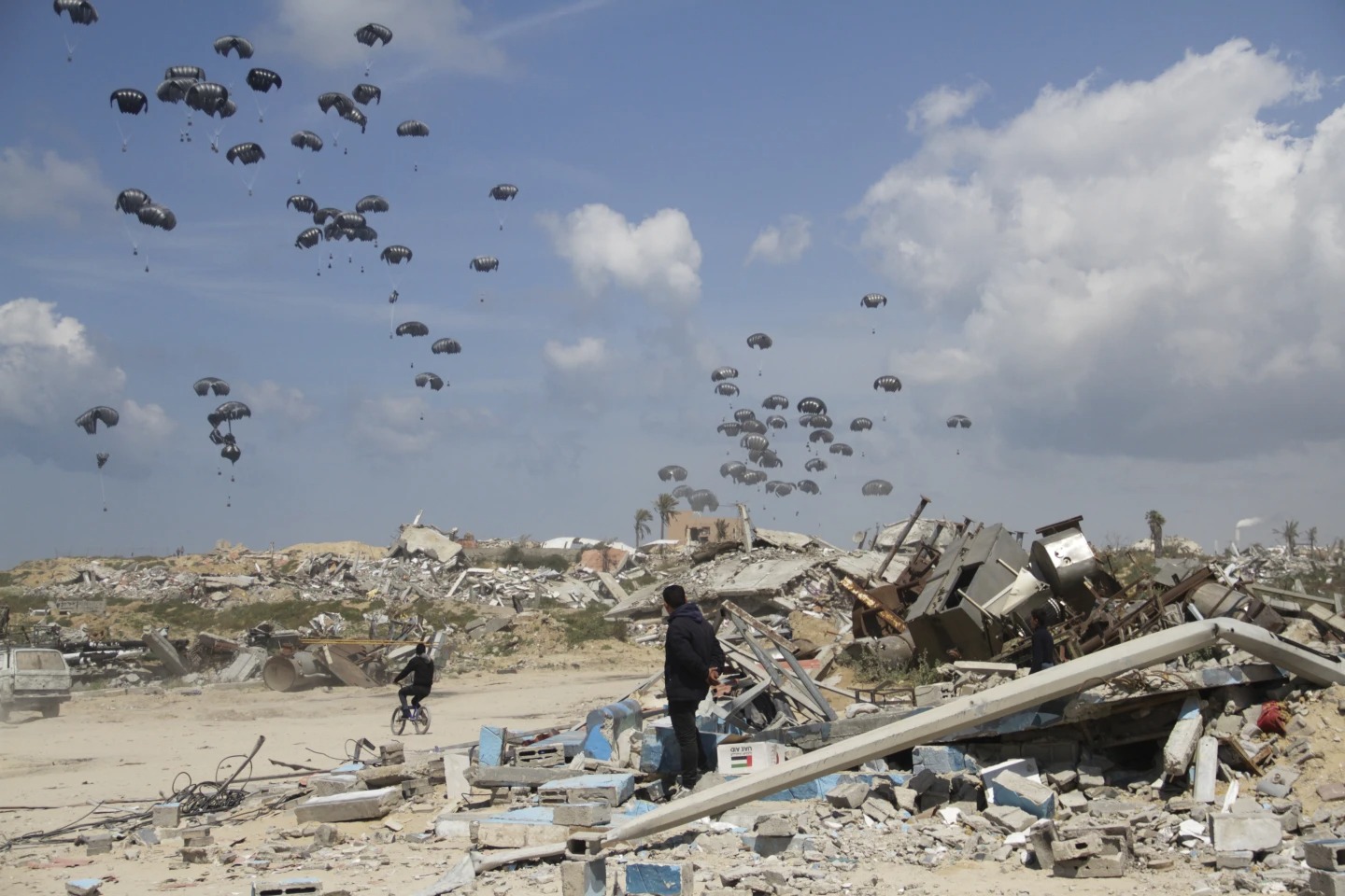 Humanitarian aid is airdropped to Palestinians over Gaza City, Gaza Strip. Photo / AP 