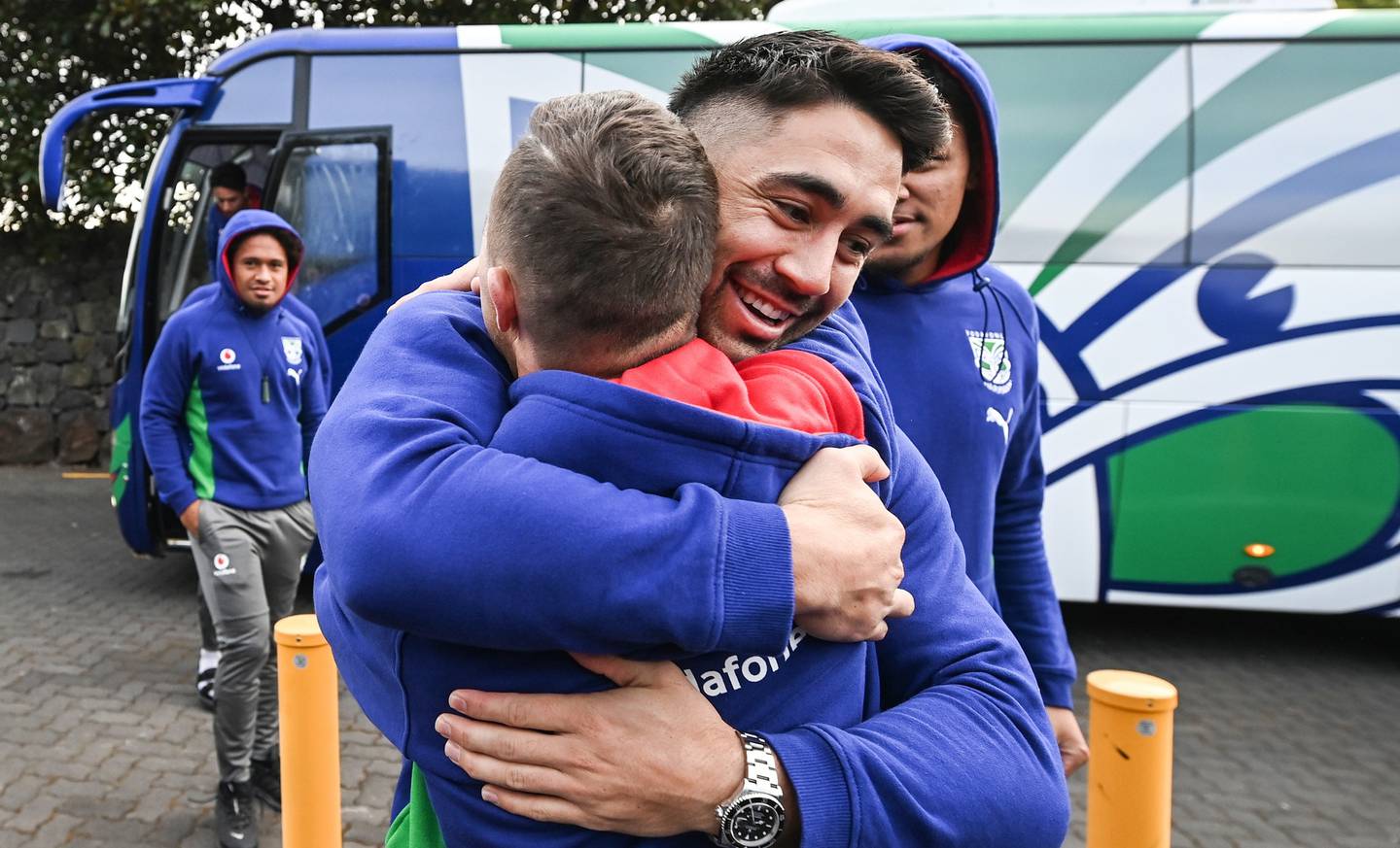 Shaun Johnson and Mark 'Mahi Man' Dekker embrace. Photo / Photosport