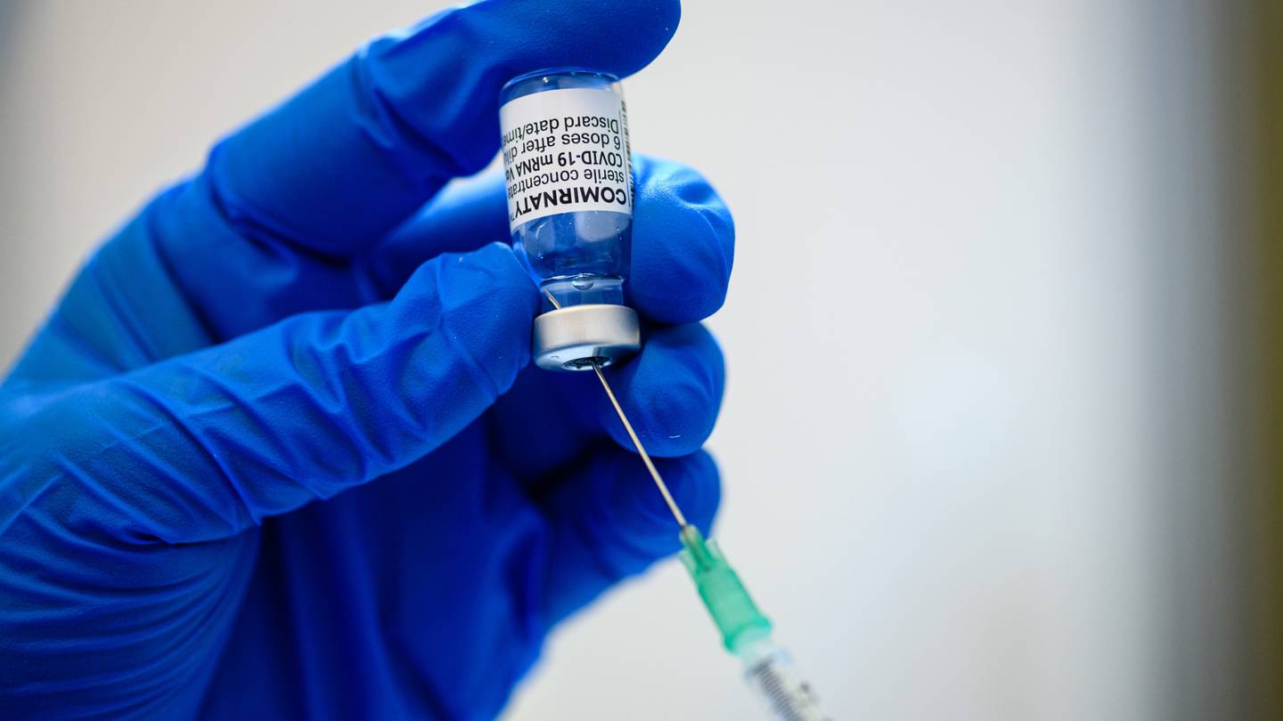 A researcher's modelling exercise has underscored a glaring gap in Omicron infection risk between the boosted and unvaccinated. Photo / Jens Schlueter/Getty Images