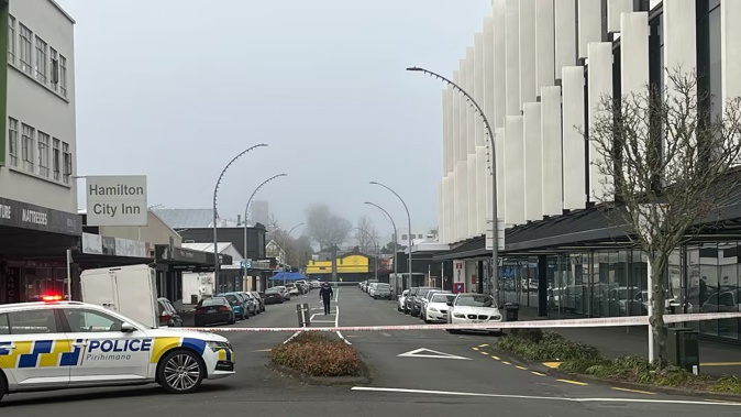 Police at the scene on Alexandra St in Hamilton yesterday morning. Photo: RNZ / Daniel Gilhooly