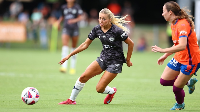 Alyssa Whinham of the Phoenix in action during the round 14 A-League Women's match between Brisbane Roar and Wellington Phoenix at Perry Park, on February 02, 2025, in Brisbane, Australia. (Photo by Chris Hyde/Getty Images)