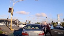 Dashcam footage captures chaotic brawl at Auckland intersection 
