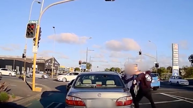 A chaotic fist fight between two men at a west Auckland intersection has been captured on dashcam footage. Photo / Newshub
