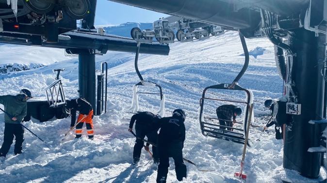 A dig crew clearing snow at the giant lift on Mt Ruapehu over the weekend. Photo / Nina Hennig
