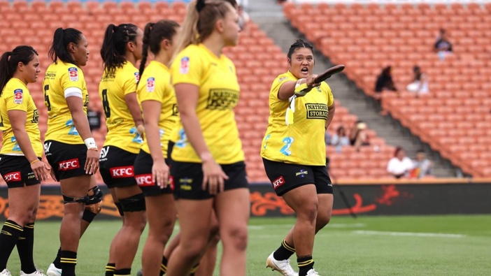 Leilani Perese of the Hurricanes Poua leads her team's haka during the Super Rugby Aupiki match Chiefs Manawa vs Hurricanes Poua. Photo / Martin Hunter, action press