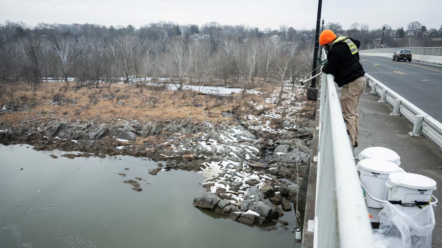Sewage leak becomes stinker of a Washington political fight